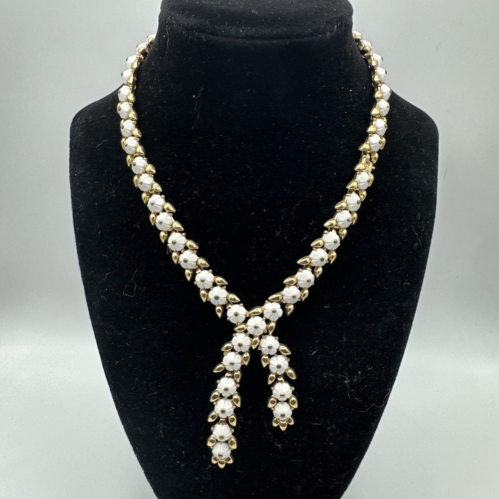 Vintage‎ White Trifari 70/80's Enamel Flower Necklace - Missing 1 Bud